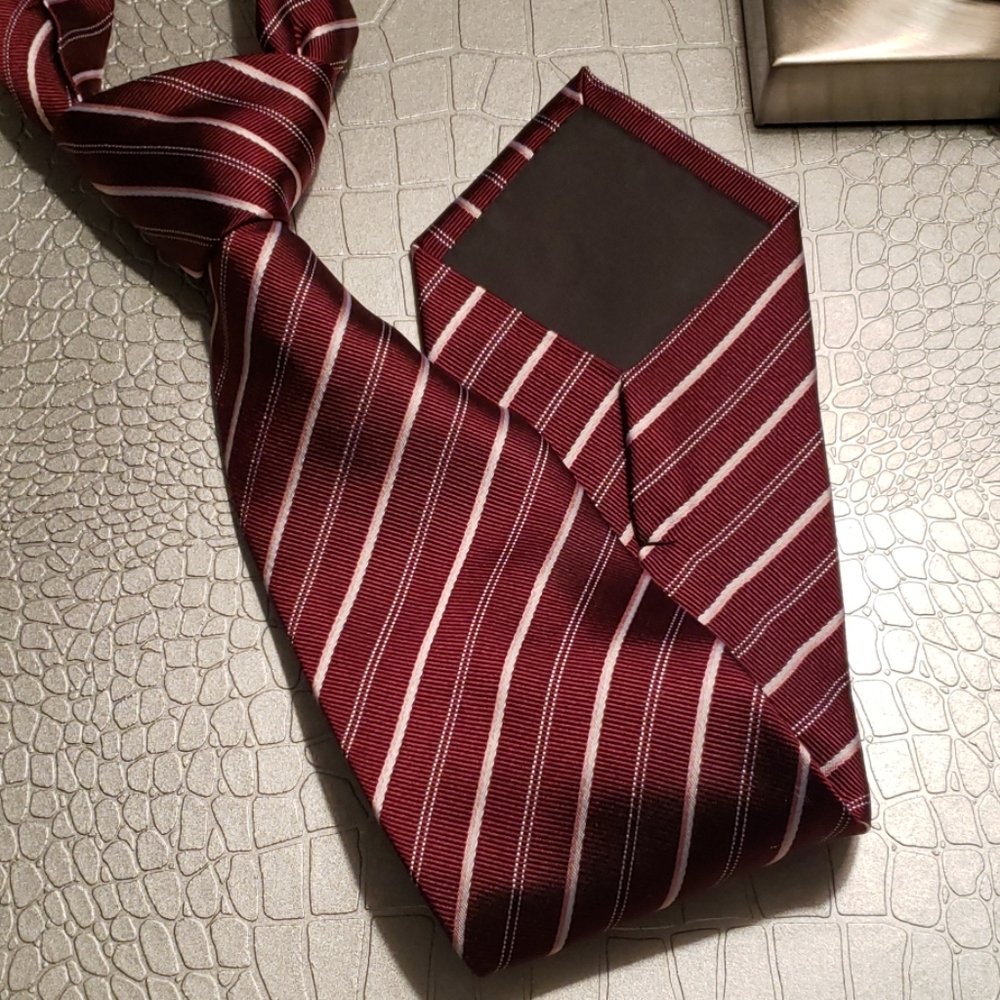 Burgundy Tie by Landisun